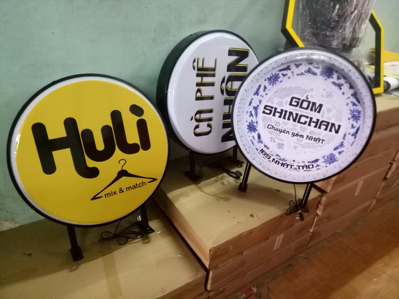 Biển vẫy LED và Biển vẫy hộp đèn: Loại nào tốt hơn cho doanh nghiệp của bạn? Biển vẫy LED và Biển vẫy hộp đèn