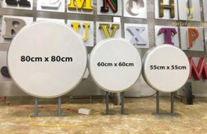 Việc lựa chọn kích thước biển vẫy phù hợp chính là chìa khóa giúp thương hiệu và doanh nghiệp thu hút sự chú ý của khách hàng