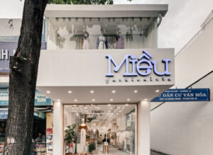 10+ Mẫu Bảng Hiệu Shop Quần Áo Đẹp, Thu Hút & Độc Đáo 2025 Mẫu Bảng Hiệu Shop Quần Áo