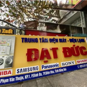 Bảng hiệu alu Bảng hiệu alu có khả năng chống chọi tốt với mọi điều kiện thời tiết khắc nghiệt như mưa, nắng, gió bão