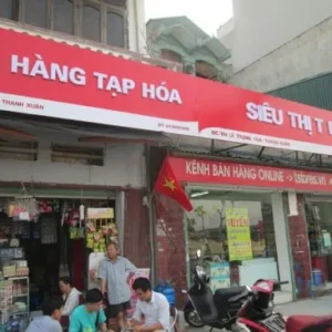 Mẫu biển quảng cáo tạp hóa kết hợp là sự pha trộn giữa phong cách truyền thống và hiện đại