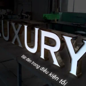 Quảng Cáo 24h sở hữu đội ngũ thiết kế và kỹ thuật viên với hơn 10 năm kinh nghiệm trong lĩnh vực làm chữ inox mặt mica