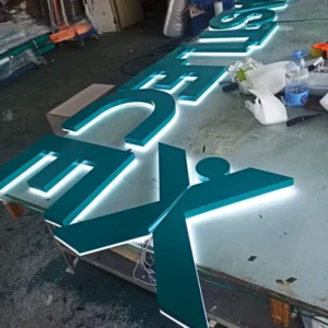 Chữ inox Xu hướng chữ inox nổi kết hợp với hệ thống chiếu sáng đang ngày càng được ưa chuộng trong năm 2025