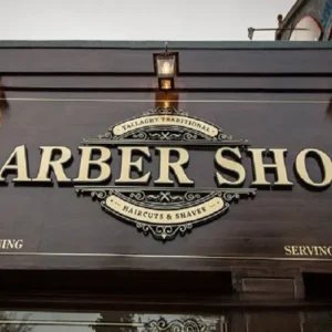 Biển quảng cáo barber shop Bảng quảng cáo barber shop chữ nổi thường được làm từ các chất liệu như mica, đồng, inox hoặc gỗ