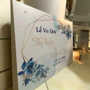 In phông bạt Giá in phông bạt tại Quảng Cáo 24h được tính dựa trên nhiều yếu tố như loại chất liệu, kích thước, số lượng và yêu cầu gia công