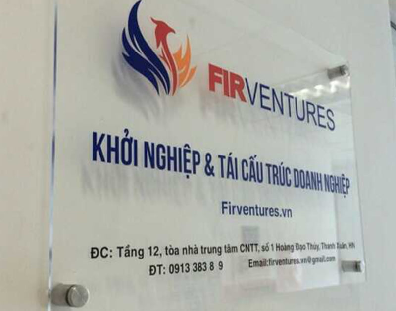 Tuyển Tập 30+ Mẫu Bảng Hiệu Công Ty Ấn Tượng & Hiện Đại Biển hiệu công ty bằng kính