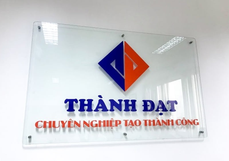 Tuyển Tập 30+ Mẫu Bảng Hiệu Công Ty Ấn Tượng & Hiện Đại Bảng hiệu chất liệu kính hiện đại